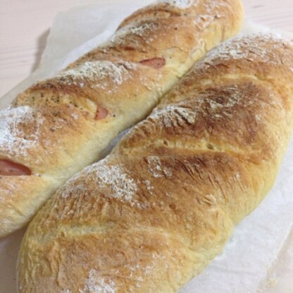 初の成形フランスパン！
うまくクープが出来ませんでしたが、とっても分かりやすいレシピで作りやすかったです♪